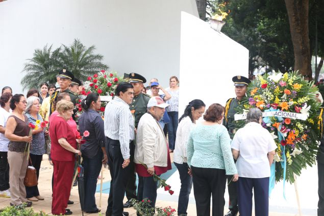 Una Flor para Tomás: Miles de nicaragüenses rinden homenaje al Comandante de la Revolución