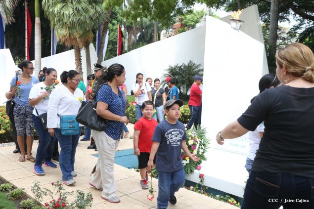 Una Flor para Tomás: Miles de nicaragüenses rinden homenaje al Comandante de la Revolución