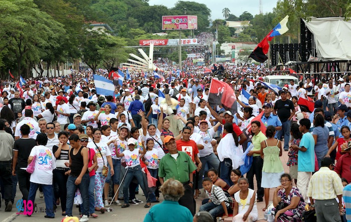 Juventud marcha hacia Plaza de la Fe Juan Pablo II al 34/19