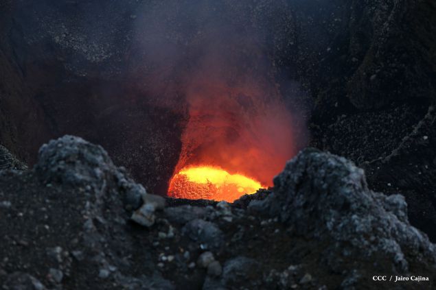Espectáculo de lava del Volcán Masaya atrae a los turistas