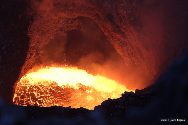 Espectáculo de lava del Volcán Masaya atrae a los turistas