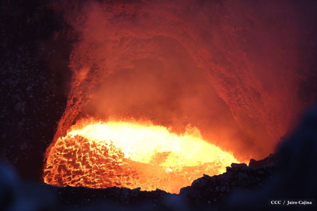 Espectáculo de lava del Volcán Masaya atrae a los turistas