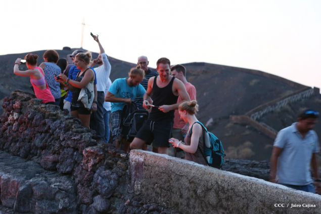 Espectáculo de lava del Volcán Masaya atrae a los turistas