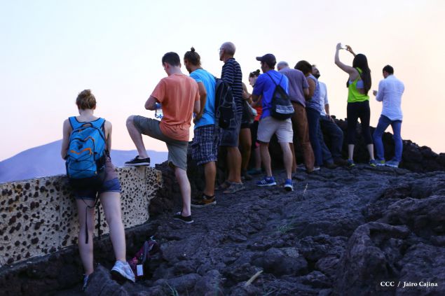 Espectáculo de lava del Volcán Masaya atrae a los turistas