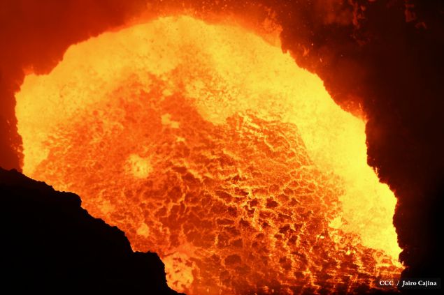 Espectáculo de lava del Volcán Masaya atrae a los turistas