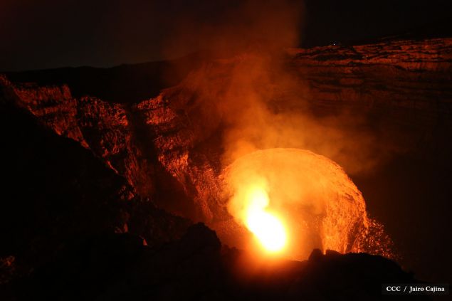 Espectáculo de lava del Volcán Masaya atrae a los turistas