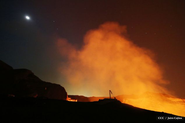 Espectáculo de lava del Volcán Masaya atrae a los turistas