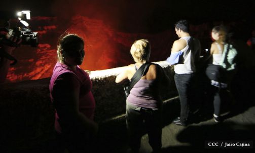Espectáculo de lava del Volcán Masaya atrae a los turistas