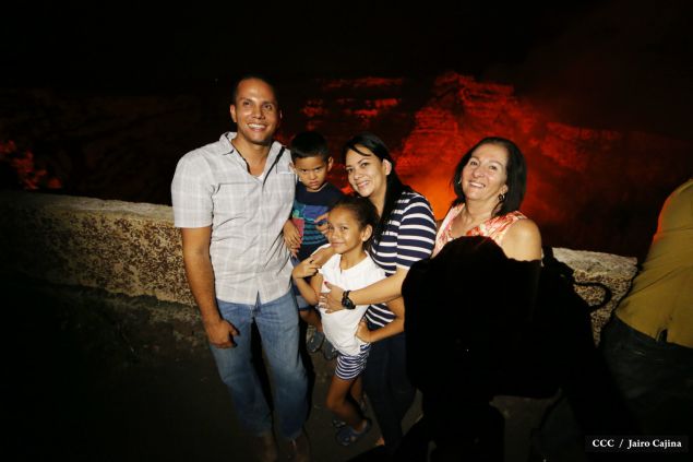 Espectáculo de lava del Volcán Masaya atrae a los turistas
