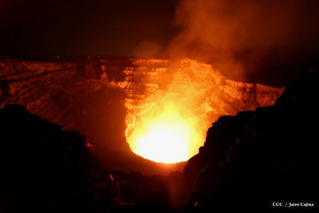 Espectáculo de lava del Volcán Masaya atrae a los turistas