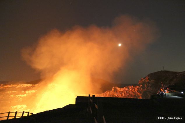 Espectáculo de lava del Volcán Masaya atrae a los turistas