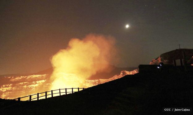 Espectáculo de lava del Volcán Masaya atrae a los turistas