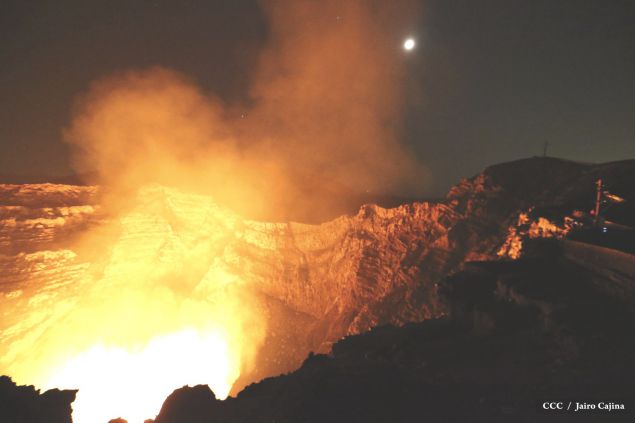 Espectáculo de lava del Volcán Masaya atrae a los turistas