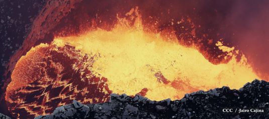 Espectáculo de lava del Volcán Masaya atrae a los turistas