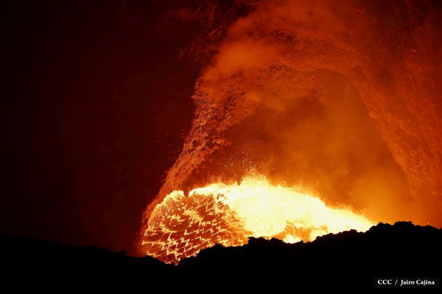 Espectáculo de lava del Volcán Masaya atrae a los turistas