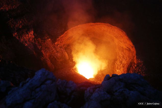 Espectáculo de lava del Volcán Masaya atrae a los turistas