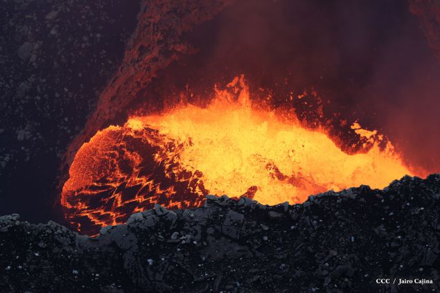 Espectáculo de lava del Volcán Masaya atrae a los turistas