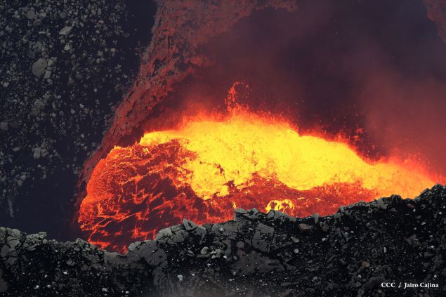 Espectáculo de lava del Volcán Masaya atrae a los turistas