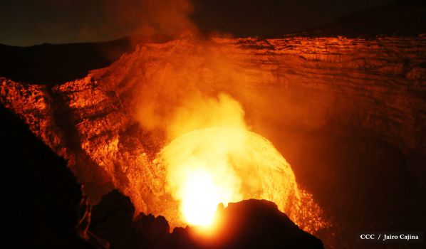 Espectáculo de lava del Volcán Masaya atrae a los turistas