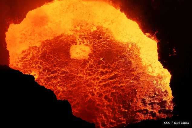 Espectáculo de lava del Volcán Masaya atrae a los turistas