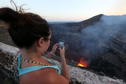 Continúan llegando turistas a observar el lago de lava del Volcán Masaya