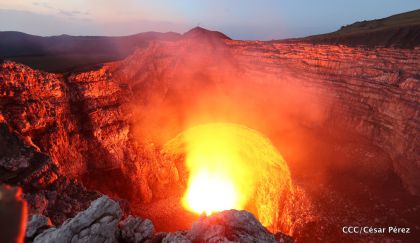Continúan llegando turistas a observar el lago de lava del Volcán Masaya