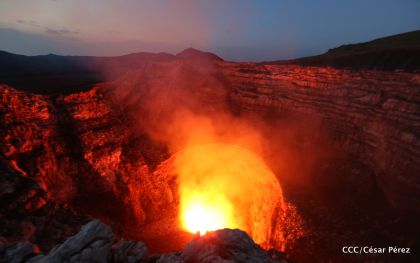 Continúan llegando turistas a observar el lago de lava del Volcán Masaya