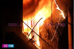 Fuerte incendio deja varias tiendas y tramos quemados en el Mercado Orienta