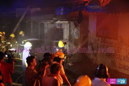 Fuerte incendio deja varias tiendas y tramos quemados en el Mercado Orienta