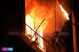 Fuerte incendio deja varias tiendas y tramos quemados en el Mercado Orienta