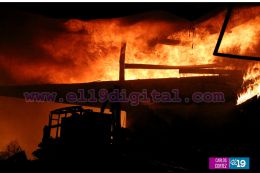 Fuerte incendio deja varias tiendas y tramos quemados en el Mercado Orienta