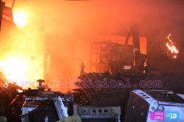 Fuerte incendio deja varias tiendas y tramos quemados en el Mercado Orienta