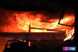 Fuerte incendio deja varias tiendas y tramos quemados en el Mercado Orienta