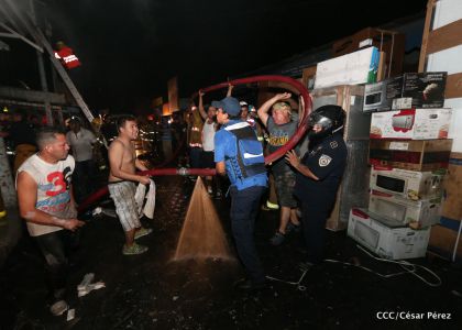 Labores de escombreo tras fuerte incendio en el Mercado Oriental
