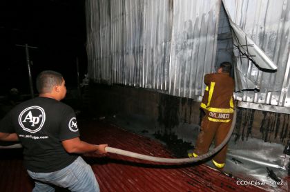 Labores de escombreo tras fuerte incendio en el Mercado Oriental