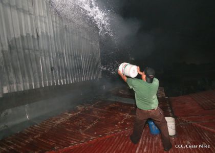 Labores de escombreo tras fuerte incendio en el Mercado Oriental