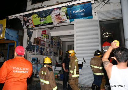 Labores de escombreo tras fuerte incendio en el Mercado Oriental