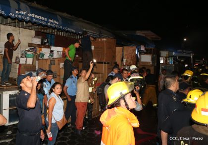 Labores de escombreo tras fuerte incendio en el Mercado Oriental