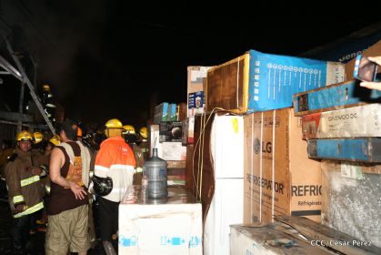 Labores de escombreo tras fuerte incendio en el Mercado Oriental