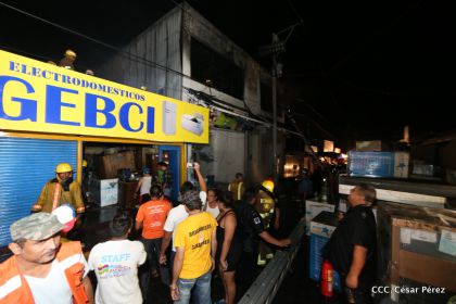 Labores de escombreo tras fuerte incendio en el Mercado Oriental