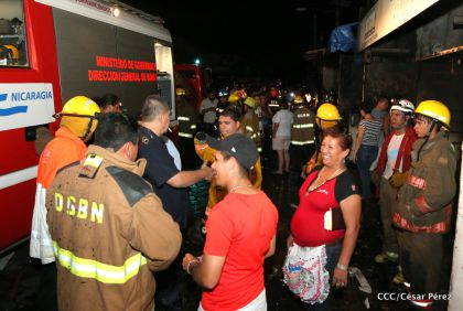 Labores de escombreo tras fuerte incendio en el Mercado Oriental