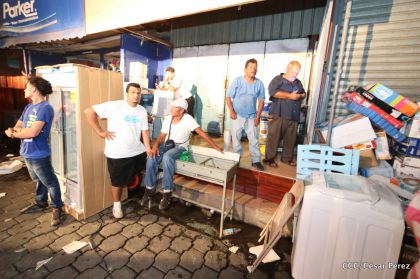 Labores de escombreo tras fuerte incendio en el Mercado Oriental