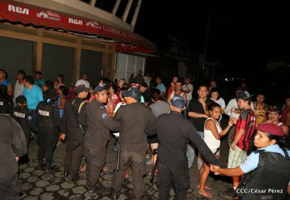 Labores de escombreo tras fuerte incendio en el Mercado Oriental