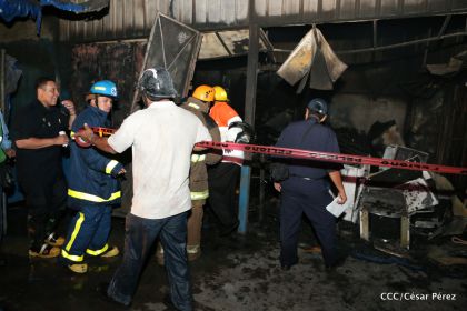 Labores de escombreo tras fuerte incendio en el Mercado Oriental