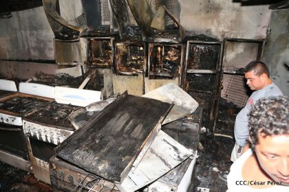 Labores de escombreo tras fuerte incendio en el Mercado Oriental