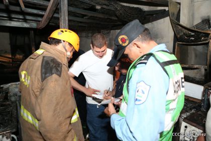 Labores de escombreo tras fuerte incendio en el Mercado Oriental