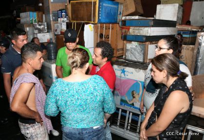 Labores de escombreo tras fuerte incendio en el Mercado Oriental