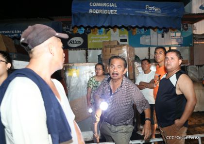 Labores de escombreo tras fuerte incendio en el Mercado Oriental