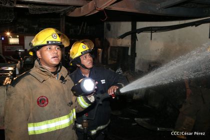 Labores de escombreo tras fuerte incendio en el Mercado Oriental