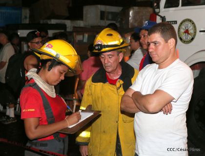 Labores de escombreo tras fuerte incendio en el Mercado Oriental